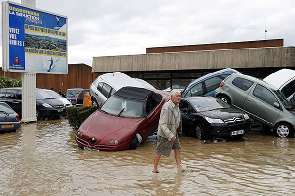 Наводнение во Франции: разрушены дороги и мосты